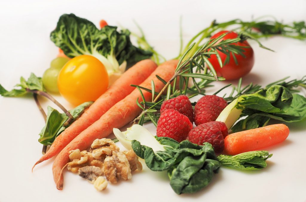 Frisches Obst und Gemüse, reich an Nährstoffen.